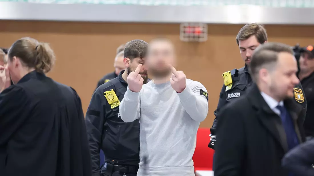 Die mutmaßliche Beute der Geldautomaten-Sprenger: mehr als 3,3 Millionen Euro. - Bild: Daniel Löb/dpa