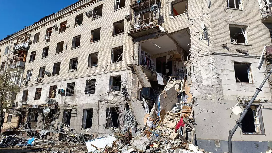 In Charkiw in der Ukraine werden immer wieder Wohnhäuser bei russischen Angriffen von Fliegerbomben getroffen und beschädigt. - Bild: Uncredited/Ukrainian Emergency Service/AP/dpa