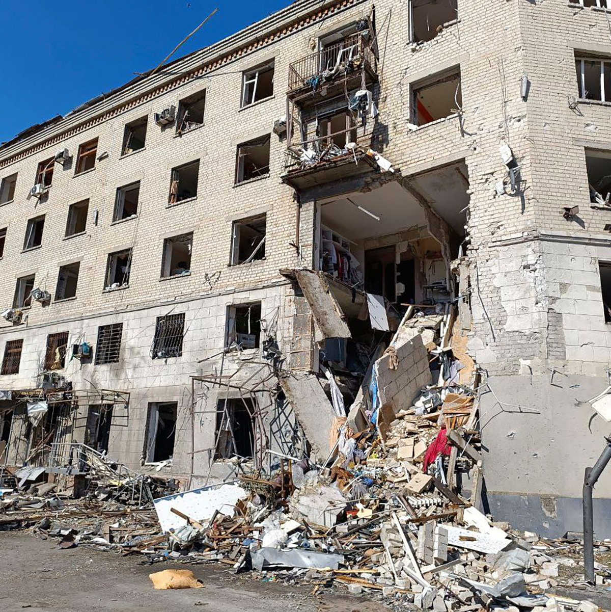 In Charkiw in der Ukraine werden immer wieder Wohnhäuser bei russischen Angriffen von Fliegerbomben getroffen und beschädigt. - Foto: Uncredited/Ukrainian Emergency Service/AP/dpa