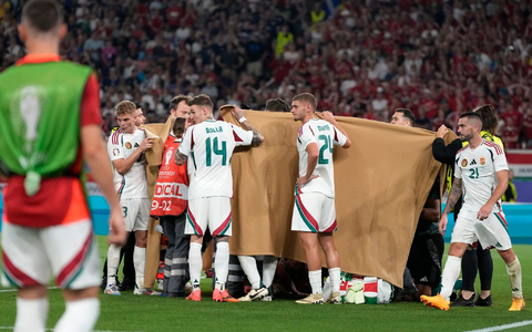 Die ungarischen Spieler halten einen Sichtschutz, während Stürmer Barnabas Varga behandelt wird. - Foto: Antonio Calanni/AP