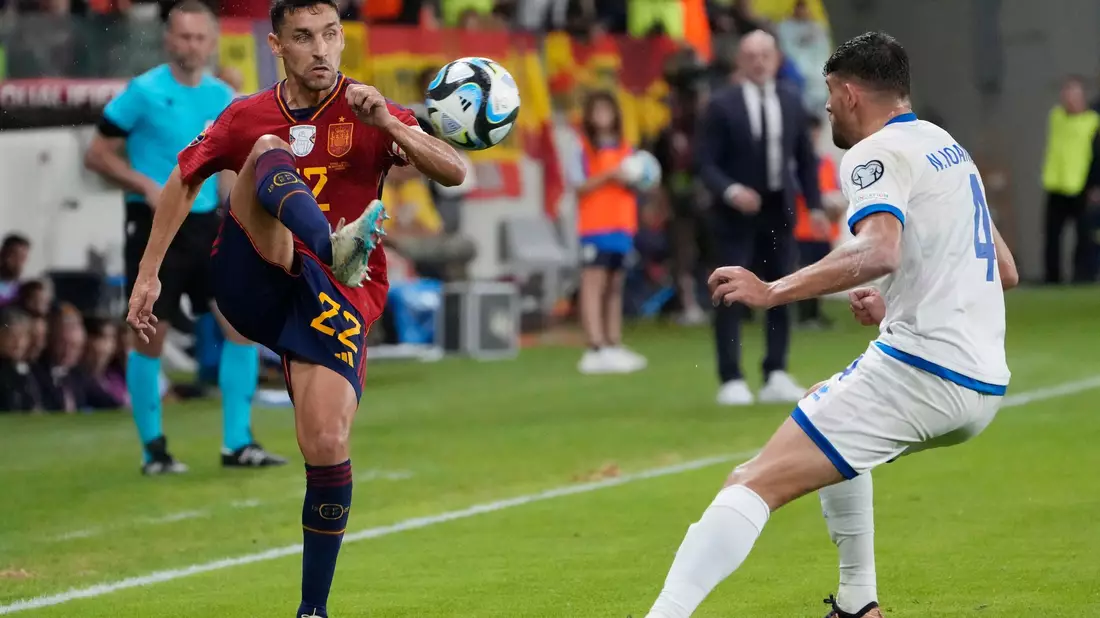 Jesús Navas (l) hofft auf seinen ersten Einsatz im letzten Gruppenspiel der Spanier gegen Albanien. - Bild: Petros Karadjias/AP/dpa