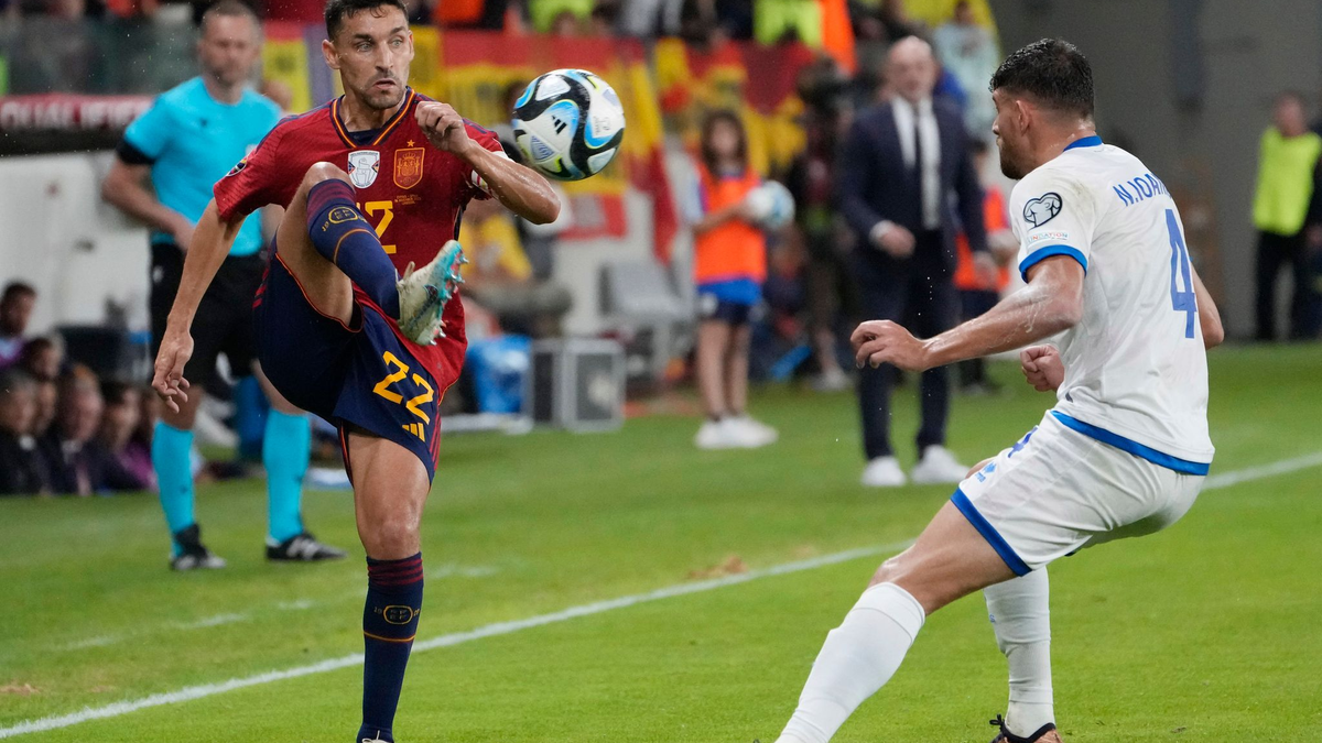Jesús Navas (l) hofft auf seinen ersten Einsatz im letzten Gruppenspiel der Spanier gegen Albanien. - Foto: Petros Karadjias/AP/dpa