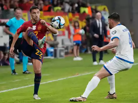 Jesús Navas (l) hofft auf seinen ersten Einsatz im letzten Gruppenspiel der Spanier gegen Albanien. - Foto: Petros Karadjias/AP/dpa