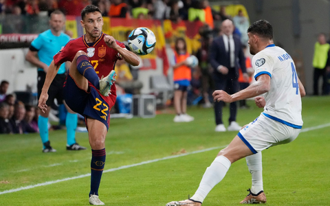 Jesús Navas (l) hofft auf seinen ersten Einsatz im letzten Gruppenspiel der Spanier gegen Albanien. - Foto: Petros Karadjias/AP/dpa