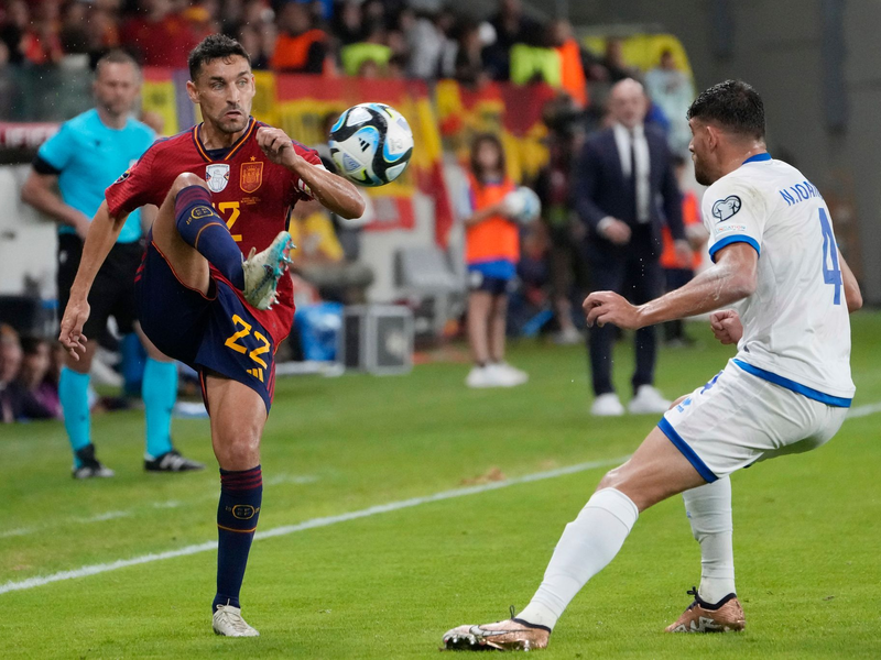 Jesús Navas (l) hofft auf seinen ersten Einsatz im letzten Gruppenspiel der Spanier gegen Albanien. - Foto: Petros Karadjias/AP/dpa