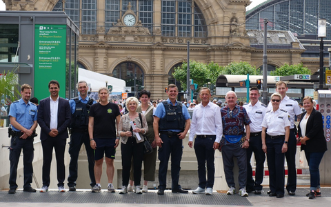 POL-F: 240624 - 0644 Frankfurt - Bahnhofsviertel: Weiterer Schutzmann vor Ort für das Bahnhofsviertel in sein Amt eingeführt - Foto: presseportal.de POL-F: 240624 - 0644 Frankfurt - Bahnhofsviertel: Weiterer Schutzmann vor Ort für das Bahnhofsviertel in sein Amt eingeführt - Foto: presseportal.de