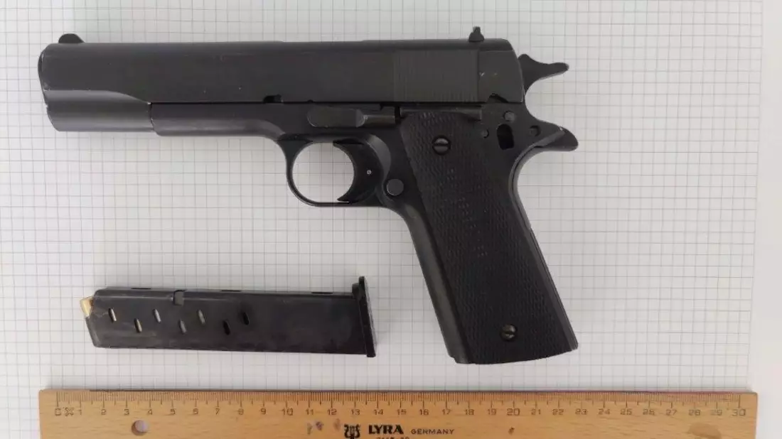 BPOL NRW: Bundespolizei stellt Schreckschusswaffe eines 19-Jährigen sicher - Bild: presseportal.de