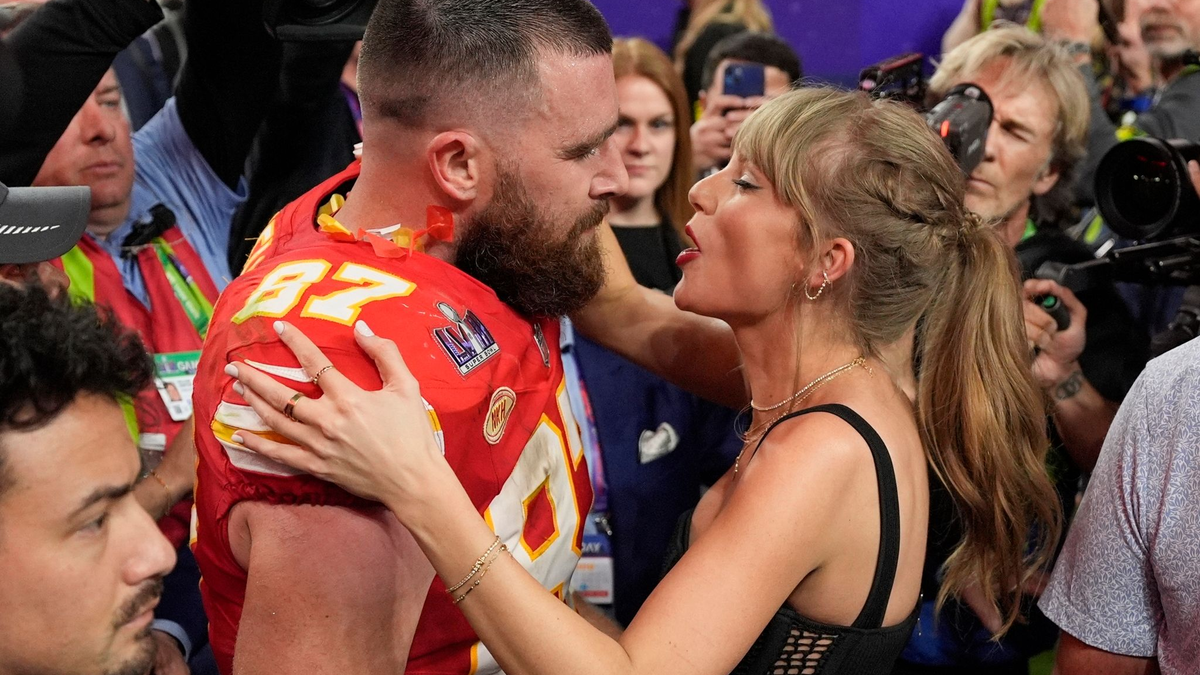 Zeigten sich gemeinsam auf der Bühne: Taylor Swift und Travis Kelce (Archivbild). - Foto: John Locher/AP/dpa