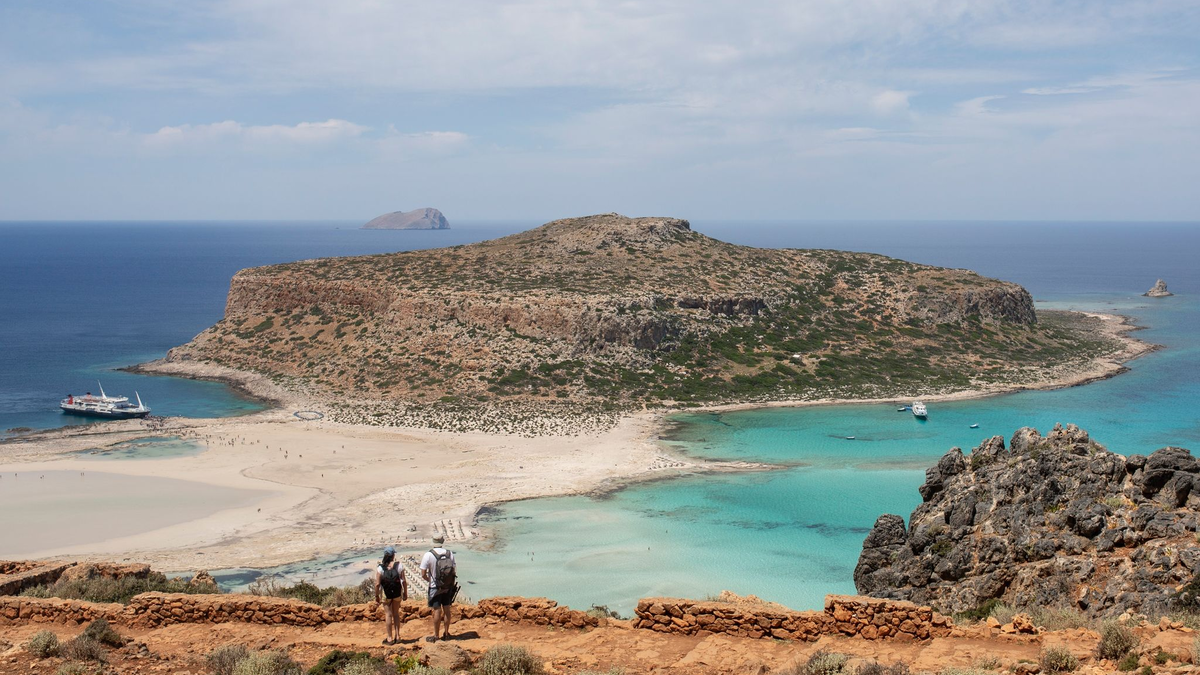 Touristen m nordöstlichen Teil der Insel Kreta (Archivbild). - Foto: Socrates Baltagiannis/dpa