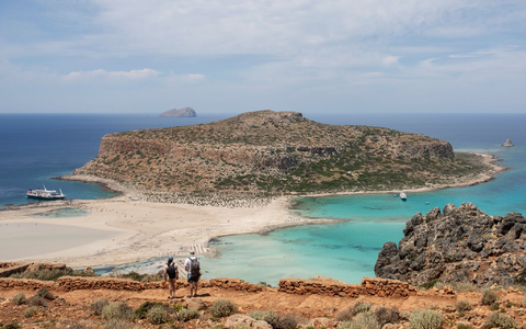 Touristen m nordöstlichen Teil der Insel Kreta (Archivbild). - Foto: Socrates Baltagiannis/dpa