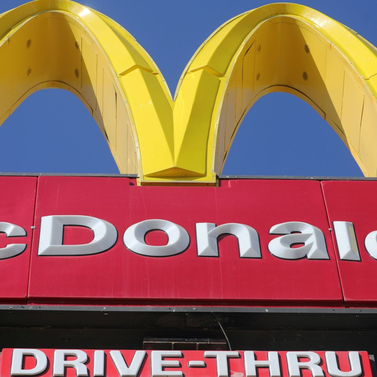 Bestellungen im Drive-Thru sollen bei McDonald's bald von KI entgegengenommen werden. - Foto: Rick Bowmer/AP/dpa