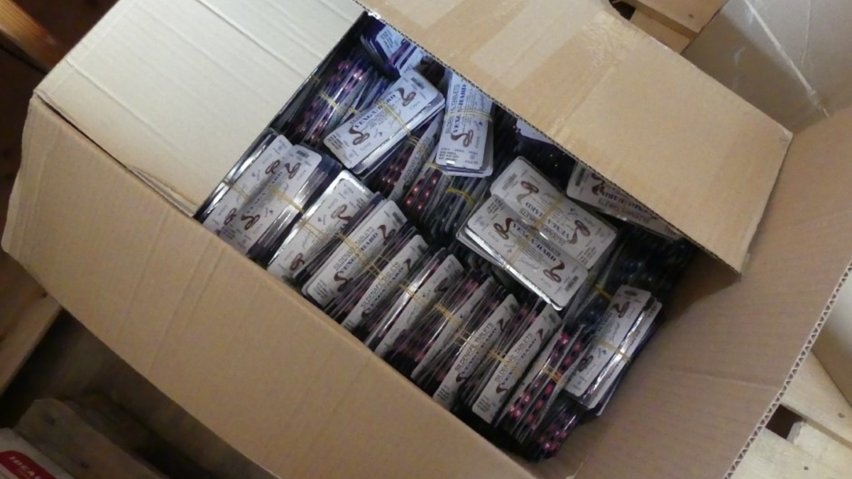 ZOLL-F: Zollfahndung Frankfurt: - Zwei Haftbefehle vollstreckt - Drei Lkw-Ladungen voller mutmaßlichen Fälschungen sichergestellt - Foto: presseportal.de