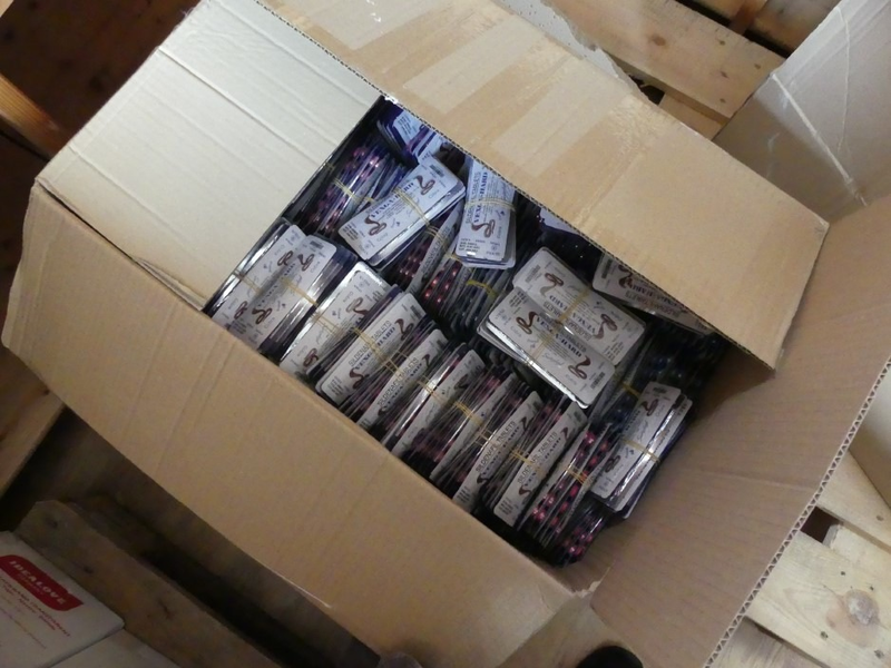 ZOLL-F: Zollfahndung Frankfurt: - Zwei Haftbefehle vollstreckt - Drei Lkw-Ladungen voller mutmaßlichen Fälschungen sichergestellt - Foto: presseportal.de