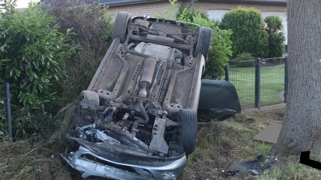 POL-MI: Auto überschlägt sich nach Kollision mit Baum - Bild: presseportal.de
