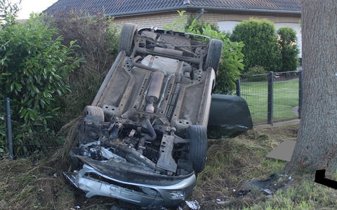 POL-MI: Auto überschlägt sich nach Kollision mit Baum - Foto: presseportal.de