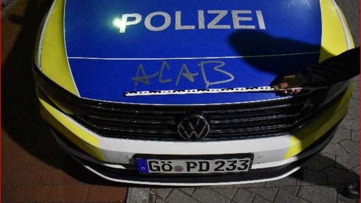 POL-GÖ: (240/2024) Während Einsatz wegen Ruhestörung - Unbekannter beschmiert Funkstreifenwagen mit 