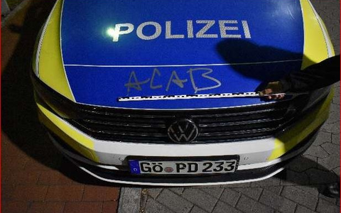 POL-GĂ: (240/2024) WĂ€hrend Einsatz wegen Ruhestörung - Unbekannter beschmiert Funkstreifenwagen mit ACAB, Staatsschutz ermittelt - Foto: presseportal.de POL-GĂ: (240/2024) WĂ€hrend Einsatz wegen Ruhestörung - Unbekannter beschmiert Funkstreifenwagen mit ACAB, Staatsschutz ermittelt - Foto: presseportal.de