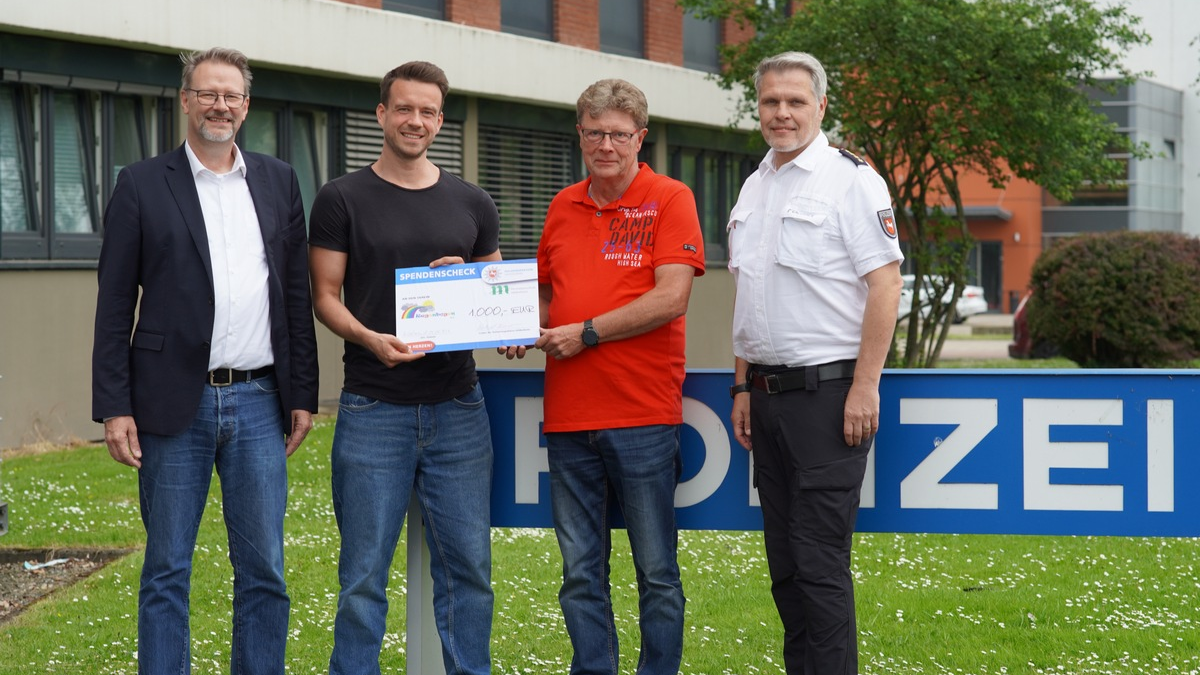 POL-HI: Spendenscheckübergabe - Foto: presseportal.de