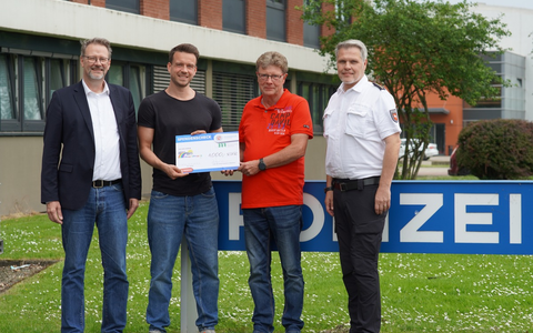 POL-HI: Spendenscheckübergabe - Foto: presseportal.de