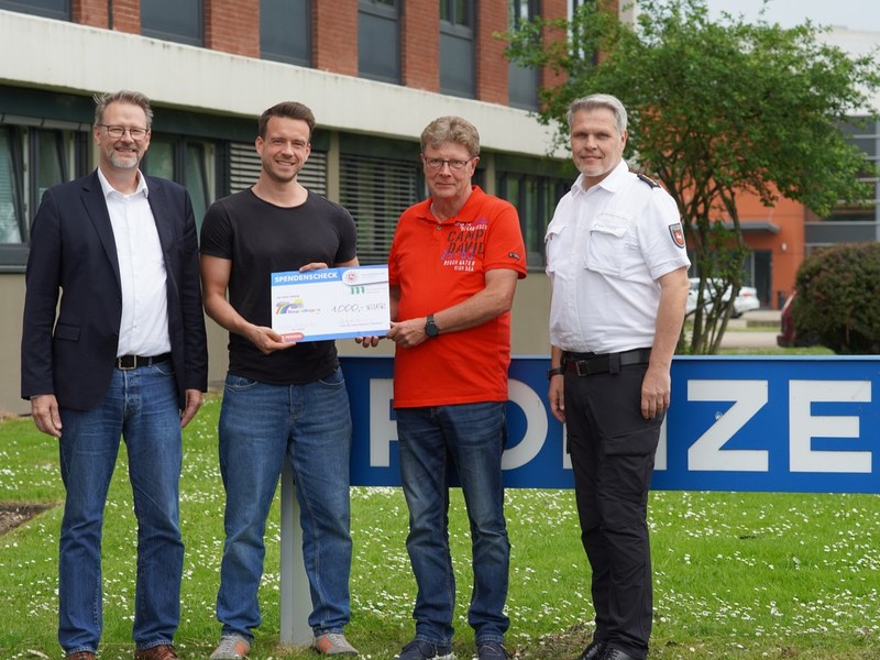POL-HI: Spendenscheckübergabe - Foto: presseportal.de
