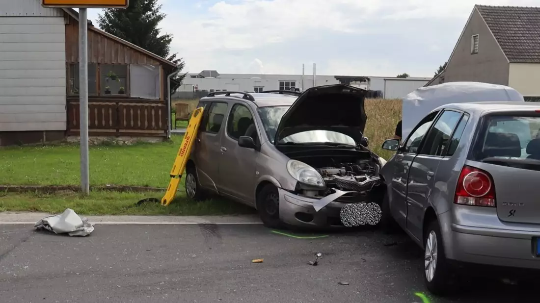 POL-HF: Toyota schleudert gegen Stromverteilerkästen - Zwei Personen verletzt - Bild: presseportal.de