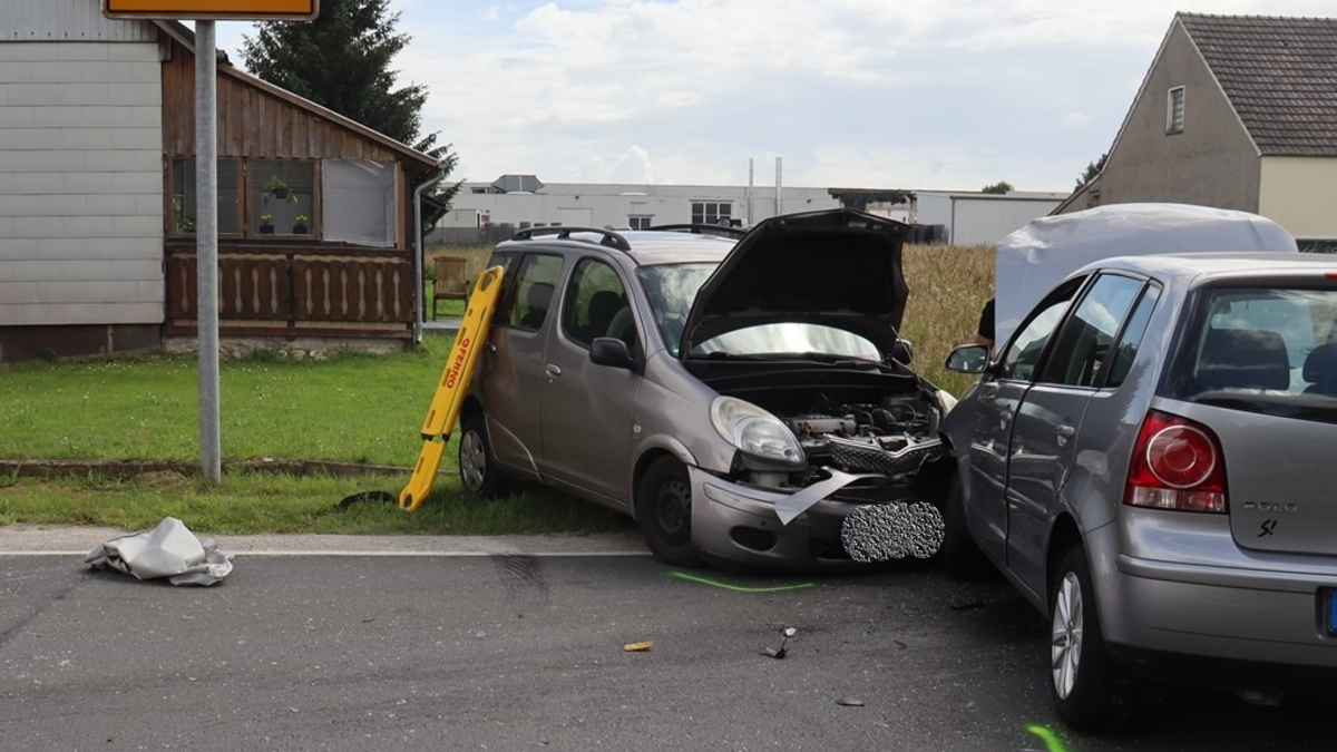 POL-HF: Toyota schleudert gegen Stromverteilerkästen - Zwei Personen verletzt - Foto: presseportal.de