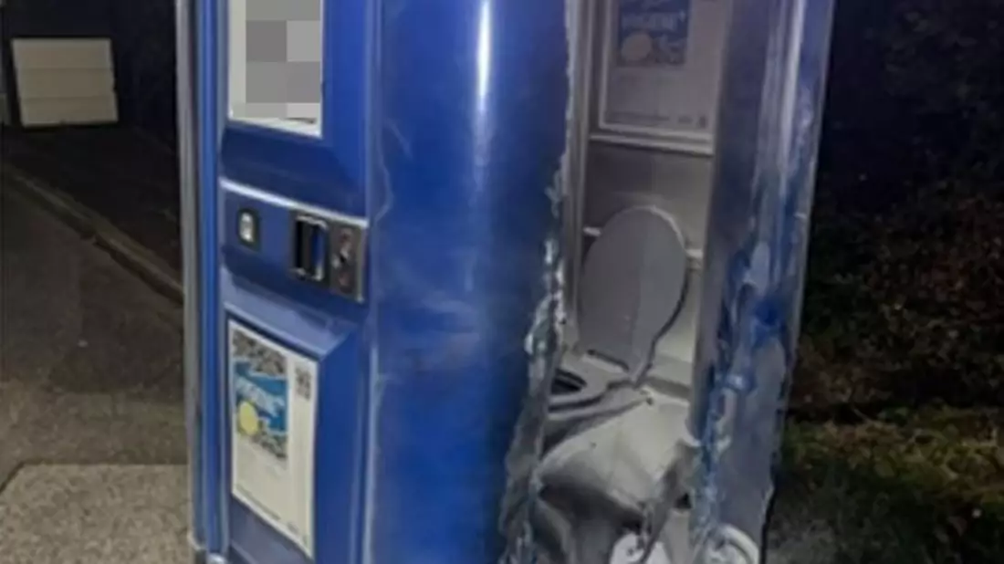 POL-ME: Mobile Toilettenkabine ausgebrannt - Velbert - 2406081 - Bild: presseportal.de