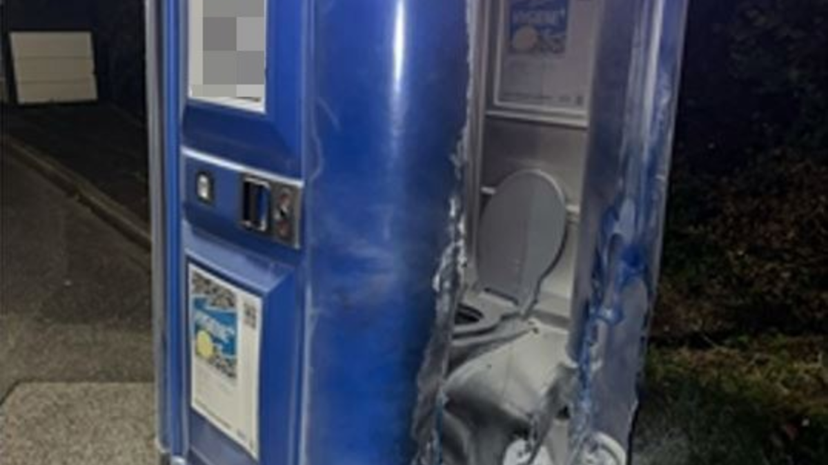 POL-ME: Mobile Toilettenkabine ausgebrannt - Velbert - 2406081 - Foto: presseportal.de