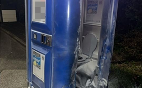 POL-ME: Mobile Toilettenkabine ausgebrannt - Velbert - 2406081 - Foto: presseportal.de