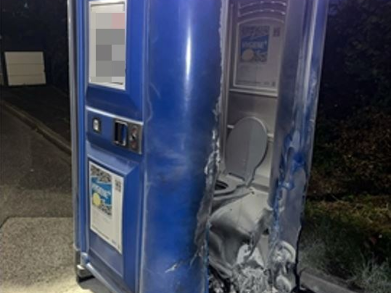 POL-ME: Mobile Toilettenkabine ausgebrannt - Velbert - 2406081 - Foto: presseportal.de