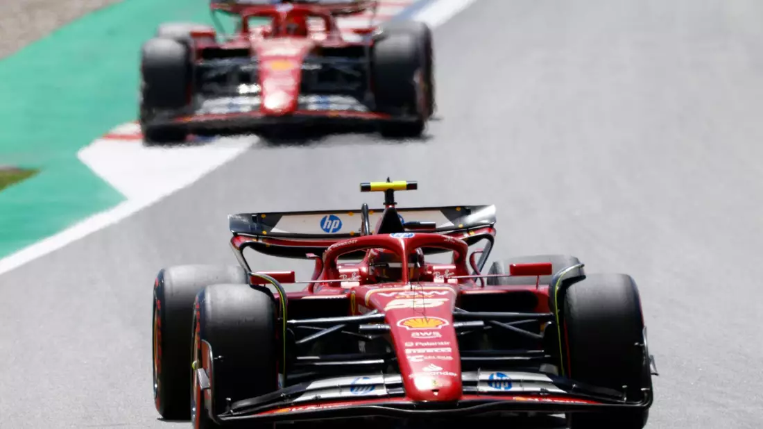 Zwischen den Ferrari-Piloten Carlos Sainz (v.) und Charles Leclerc gibt es Zoff. - Bild: Joan Monfort/AP/dpa