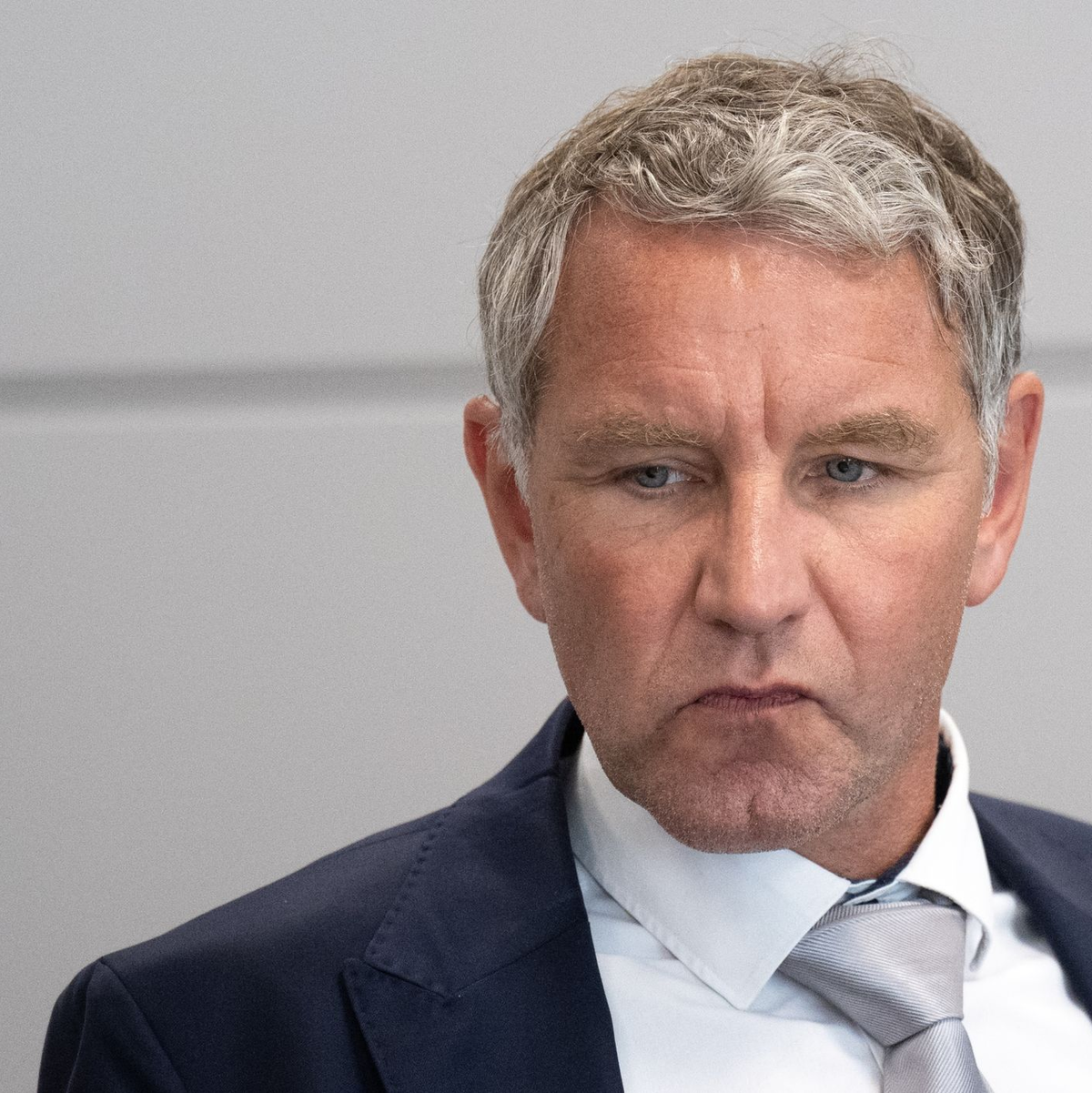 Björn Höcke muss sich erneut wegen der Verwendung einer verbotenen Losung der Sturmabteilung (SA) verantworten. - Foto: Hendrik Schmidt/dpa