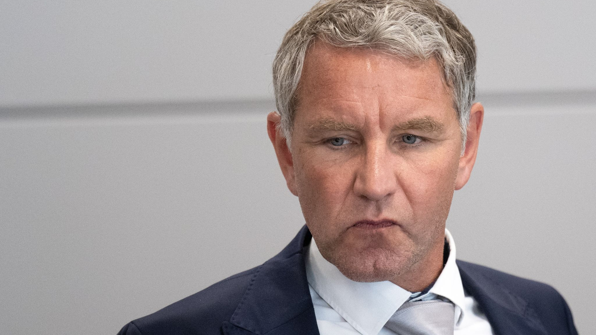 Björn Höcke muss sich erneut wegen der Verwendung einer verbotenen Losung der Sturmabteilung (SA) verantworten. - Foto: Hendrik Schmidt/dpa