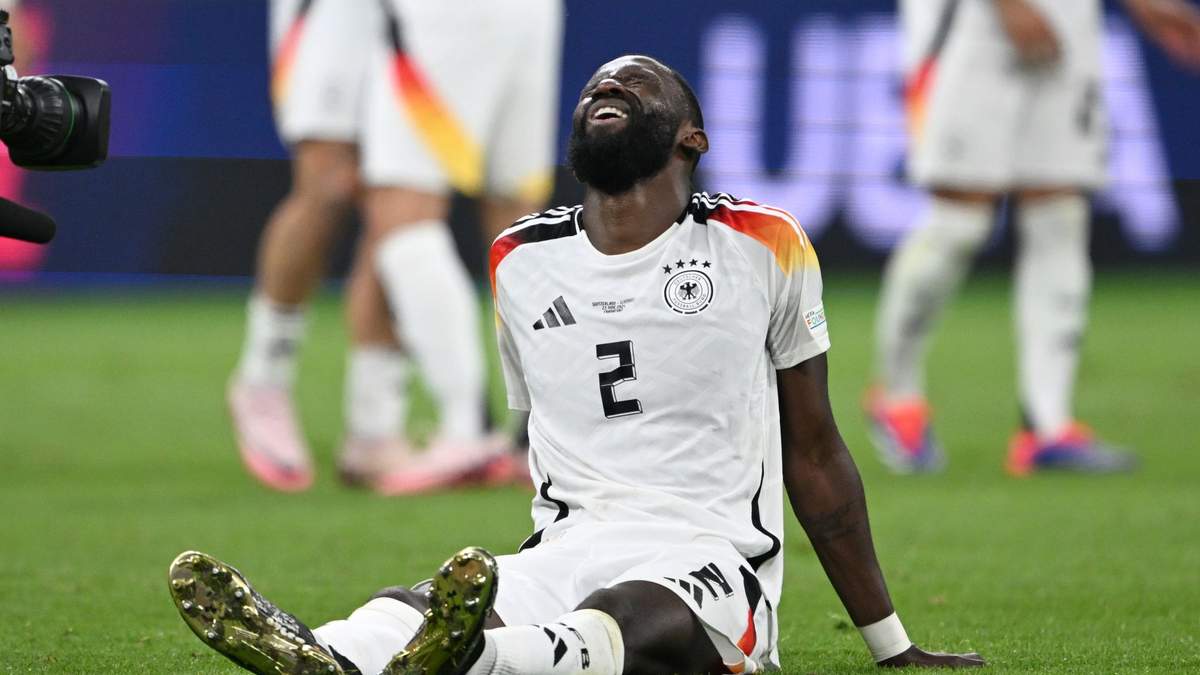 War nach seiner Zerrung zum Start des DFB-Abschlusstrainings dabei: Antonio Rüdiger (M.). - Foto: Federico Gambarini/dpa