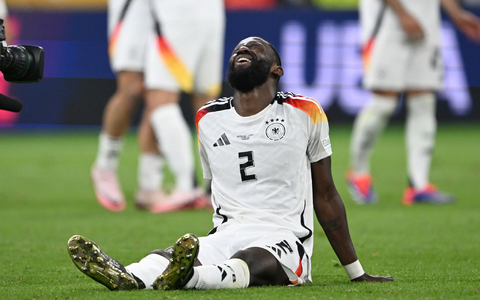 War nach seiner Zerrung zum Start des DFB-Abschlusstrainings dabei: Antonio Rüdiger (M.). - Foto: Federico Gambarini/dpa