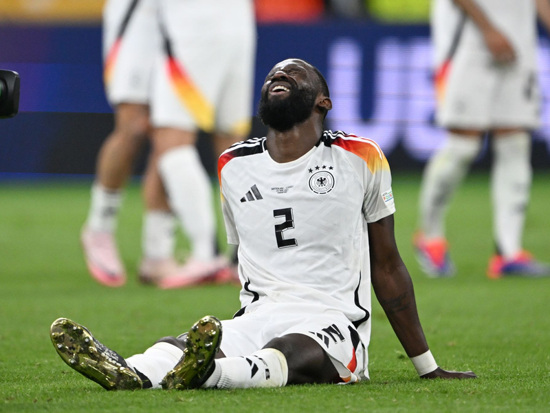 War nach seiner Zerrung zum Start des DFB-Abschlusstrainings dabei: Antonio Rüdiger (M.). - Foto: Federico Gambarini/dpa