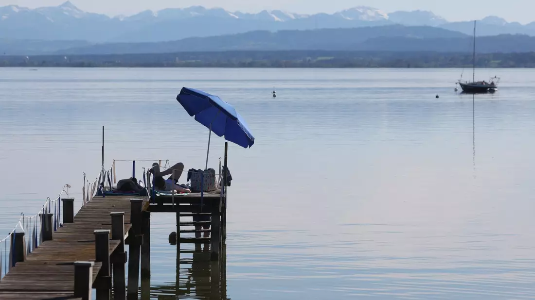 Sommerliche Temperaturen am Ammersee in Bayern. - Bild: Karl-Josef Hildenbrand/dpa