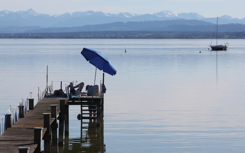 Sommerliche Temperaturen am Ammersee in Bayern. - Foto: Karl-Josef Hildenbrand/dpa