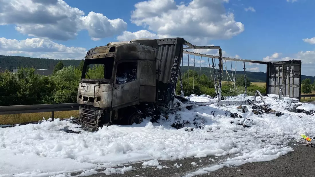 API-TH: Sattelzug brennt vollständig aus - Bild: presseportal.de