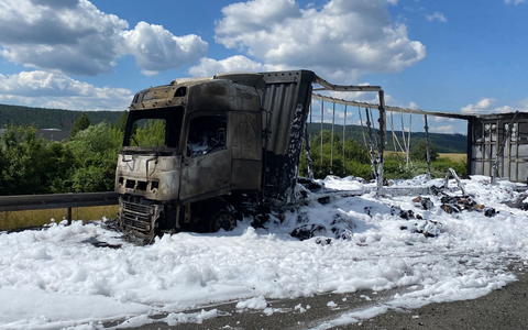 API-TH: Sattelzug brennt vollständig aus - Foto: presseportal.de