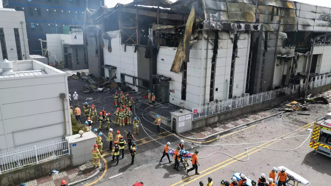 Feuerwehrleute am Ort des Brandes in einer Fabrik für Lithiumbatterien in Südkorea. - Bild: Uncredited/Newsis/AP/dpa