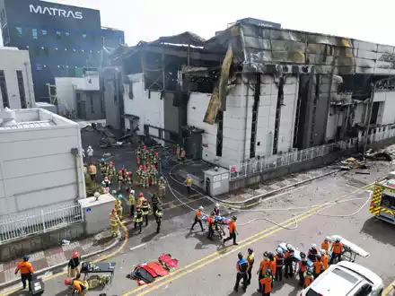 Feuerwehrleute am Ort des Brandes in einer Fabrik für Lithiumbatterien in Südkorea. - Foto: Uncredited/Newsis/AP/dpa