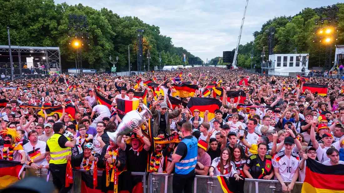 Hunderttausende Menschen feiern während der Fußball-EM auf den Fanmeilen in Deutschland. - Bild: Christophe Gateau/dpa