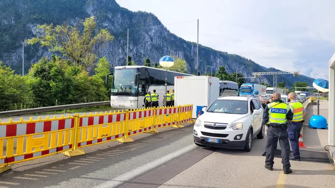 Bundespolizeidirektion München: Wiedereinreise wird Businsassen zum Verhängnis / Bundespolizei bringt verurteilten Kosovaren ins Gefängnis - Bild: presseportal.de