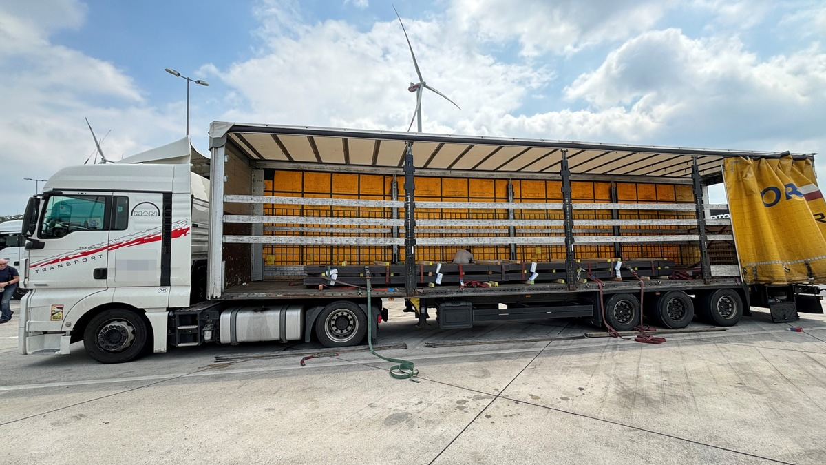 POL-DEL: Autobahnpolizei Ahlhorn: Mangelhafte Ladungssicherung auf der Autobahn 1 im Landkreis Oldenburg - Foto: presseportal.de
