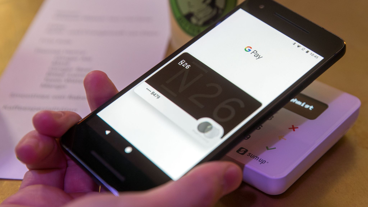 Ein Gast demonstriert mit einem Smartphone und der App in einem Cafe das Bezahlen mit dem Handy. - Foto: Jens Büttner/dpa-Zentralbild/dpa