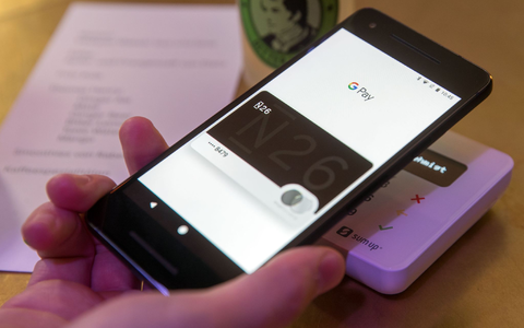 Ein Gast demonstriert mit einem Smartphone und der App in einem Cafe das Bezahlen mit dem Handy. - Foto: Jens Büttner/dpa-Zentralbild/dpa