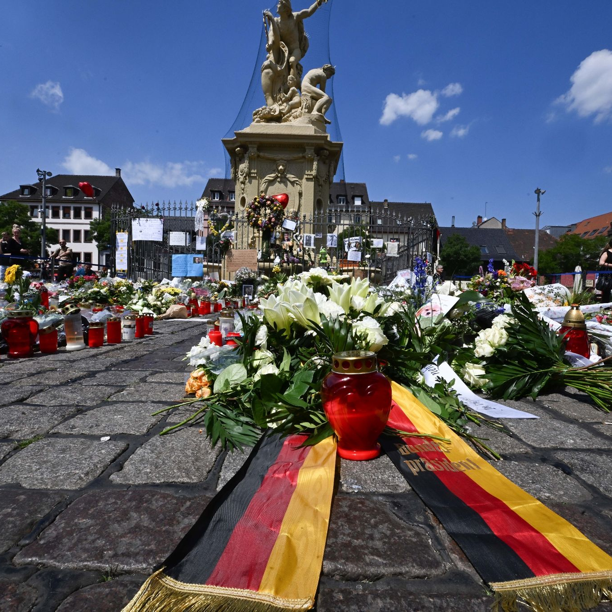 Zahlreiche Menschen gedachten nach der Tat auf dem Mannheimer Marktplatz der Opfer. (Archivbild) - Foto: Bernd Weißbrod/dpa