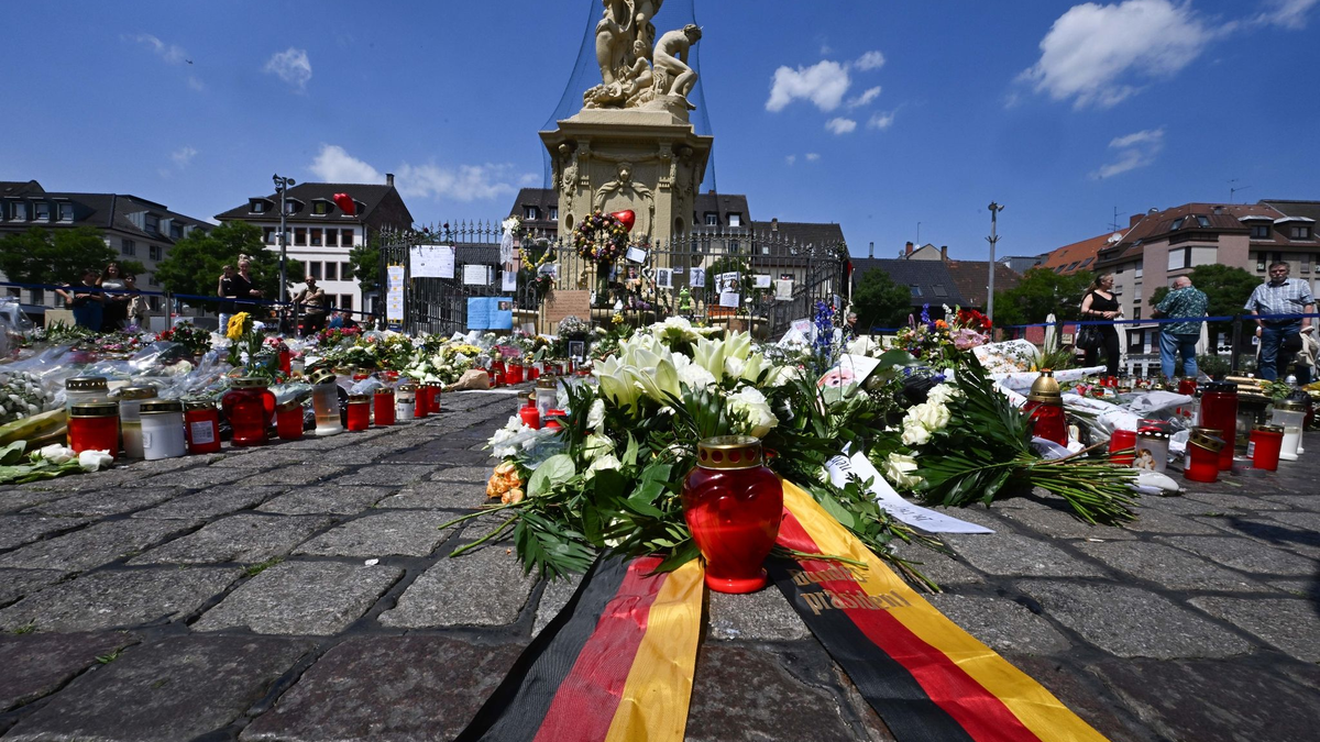Ein Trauerkranz des Bundespräsidenten liegt auf dem Marktplatz in Mannheim. - Foto: Bernd Weißbrod/dpa