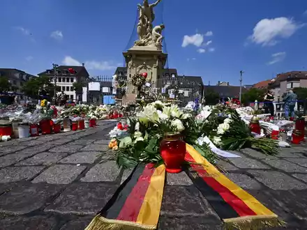 Am 31. Mai 2024 wurde der Polizist Rouven Laur auf dem Marktplatz in Mannheim von einem Angreifer mit einem Messer tödlich verletzt. Der aus Afghanistan stammende Angreifer hat die Tat gestanden. Nach seinem Motiv gefragt, verwies Sulaiman A. auf den Gaza-Krieg.  - Foto: Bernd Weißbrod/dpa